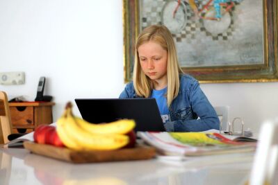 Imagem da notícia Alunas do Ensino Médio podem se inscrever em curso online gratuito de Programação da USP